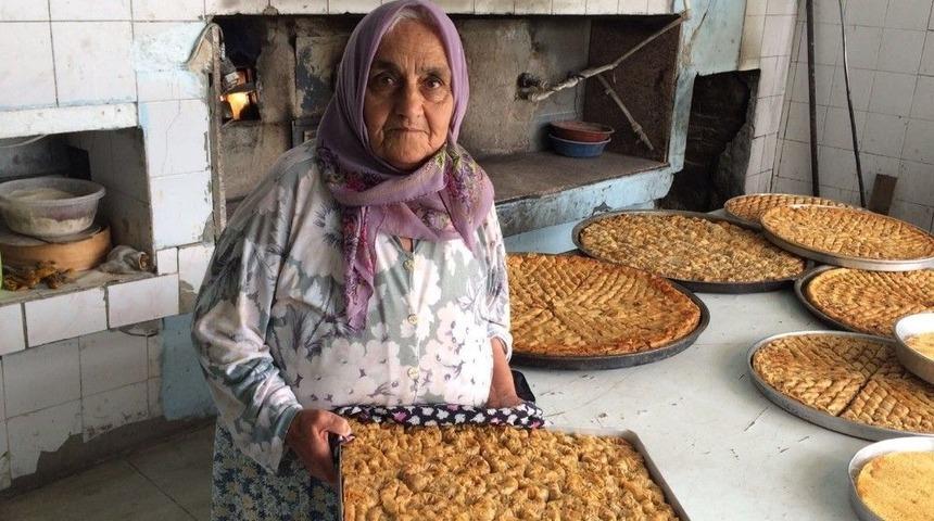 Eğirdir&rsquo;de Ev Tatlısı Geleneği S&uuml;r&uuml;yor