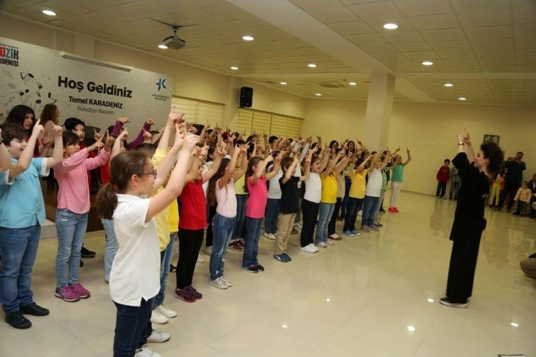 K&uuml;&ccedil;&uuml;k&ccedil;ekmece &Ccedil;ocuk Korosu İlk Konserini Verdi