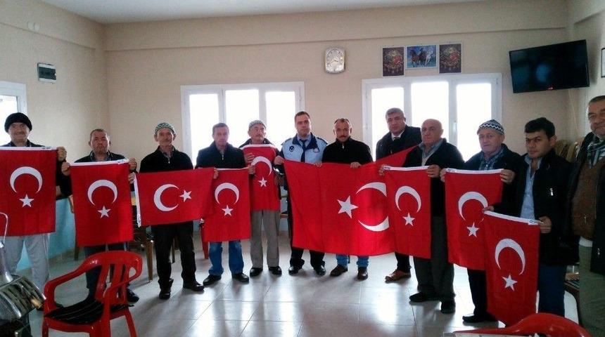 Manisa&rsquo;da İki Mahallenin T&uuml;rk Bayrakları Yenilendi