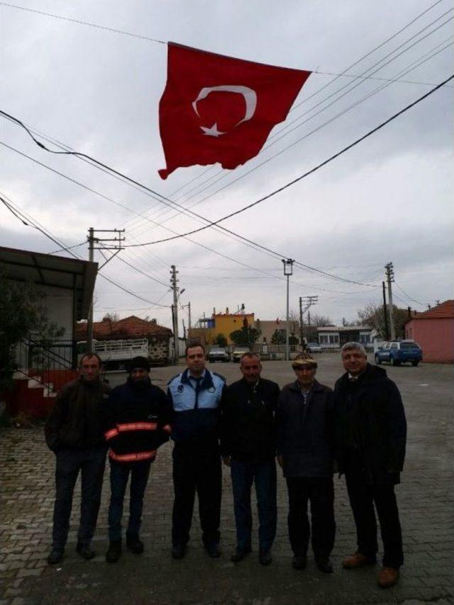 Manisa’da İki Mahallenin Türk Bayrakları Yenilendi