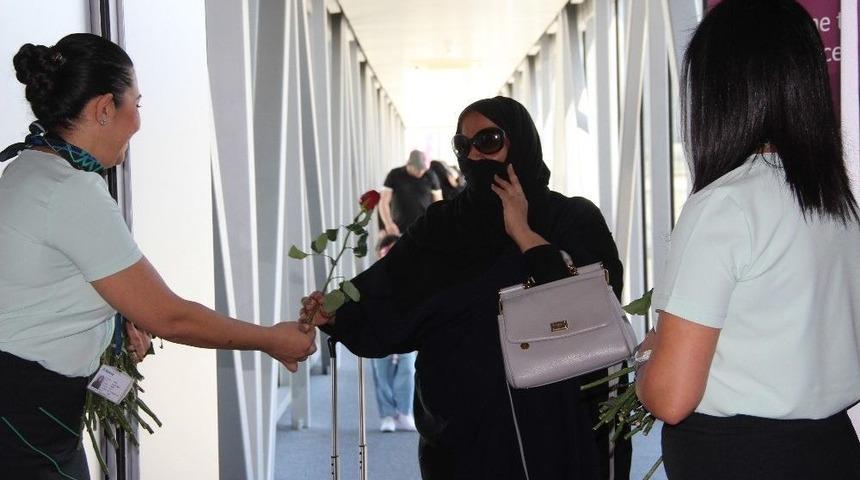 Katarlı Turistler Kırmızı G&uuml;llerle Karşılandı