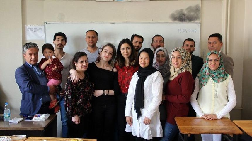 Bir Ayda T&uuml;rk&ccedil;eyi &Ouml;ğrendiler