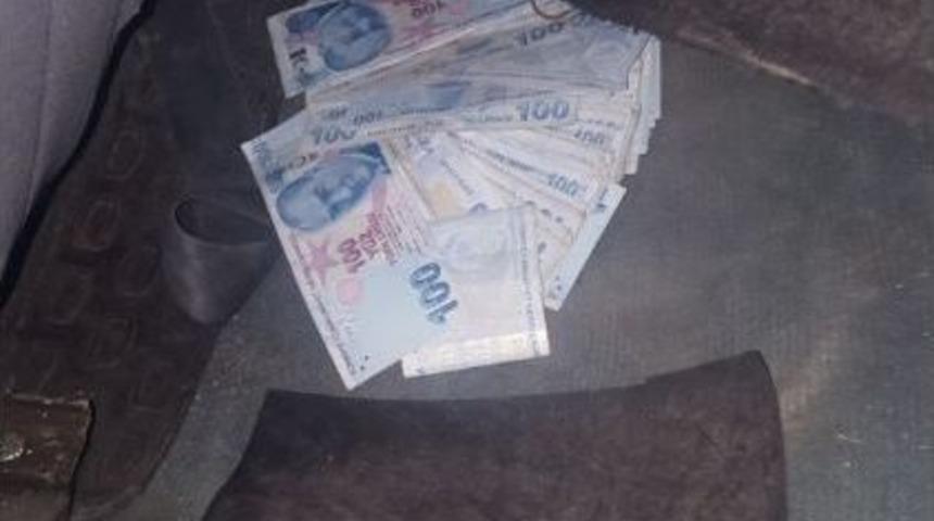 Yasa Dışı Bahis Oynatılan Otomobilden Para Fışkırdı