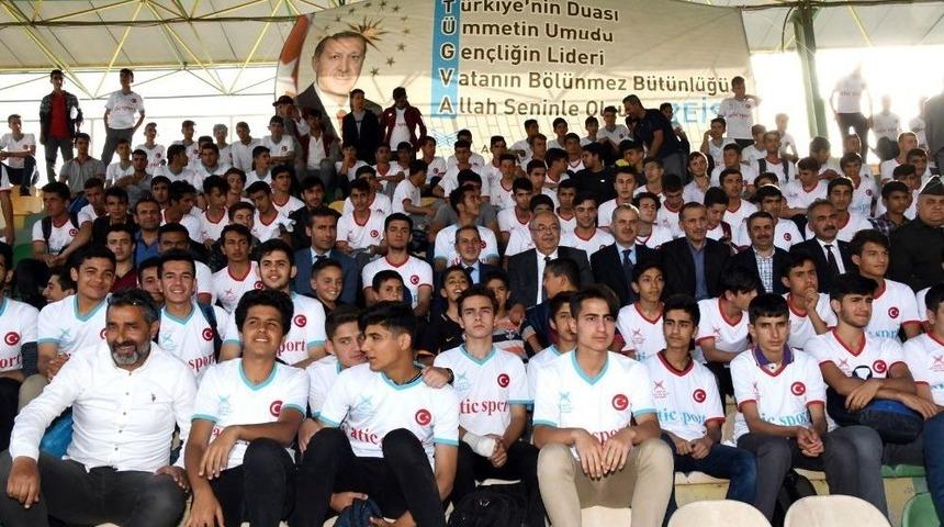 T&uuml;gva&rsquo;dan 972 &Ouml;ğrenciye Forma Dağıtımı