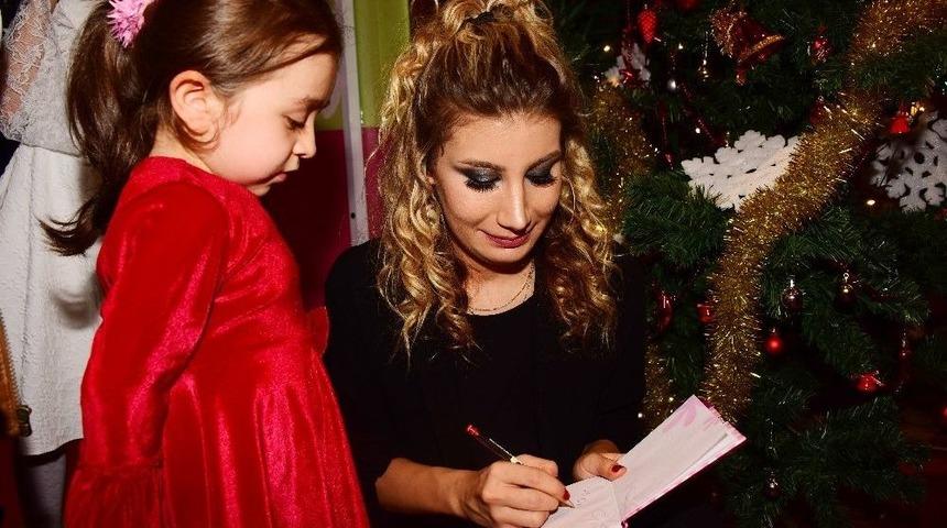 İrem Derici, Cerrahpaşa&rsquo;da Tedavi G&ouml;ren Minikleri Coşturdu