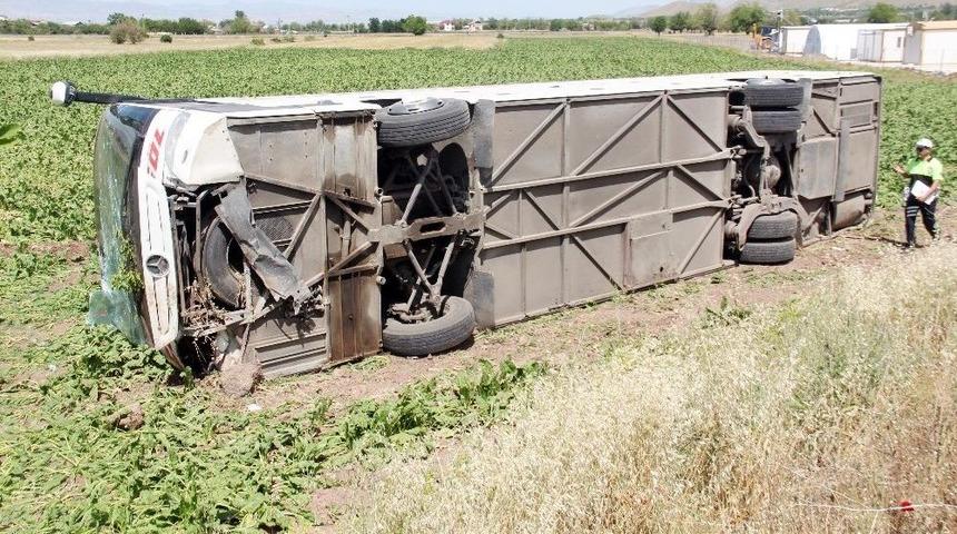 Elazığ&rsquo;da Yolcu Otob&uuml;s&uuml; Devrildi: 4 Yaralı
