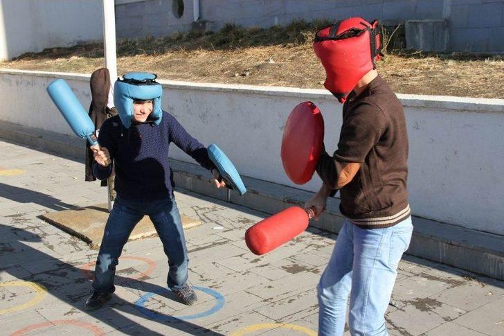 Ahıska Türkü Çocuklar Mobil Gençlik Merkezi İle Doyasıya Eğlendi G1