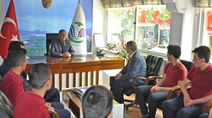 &Ouml;ğrenciler Başkan &Ouml;zdemir İle Bir Araya Geldi