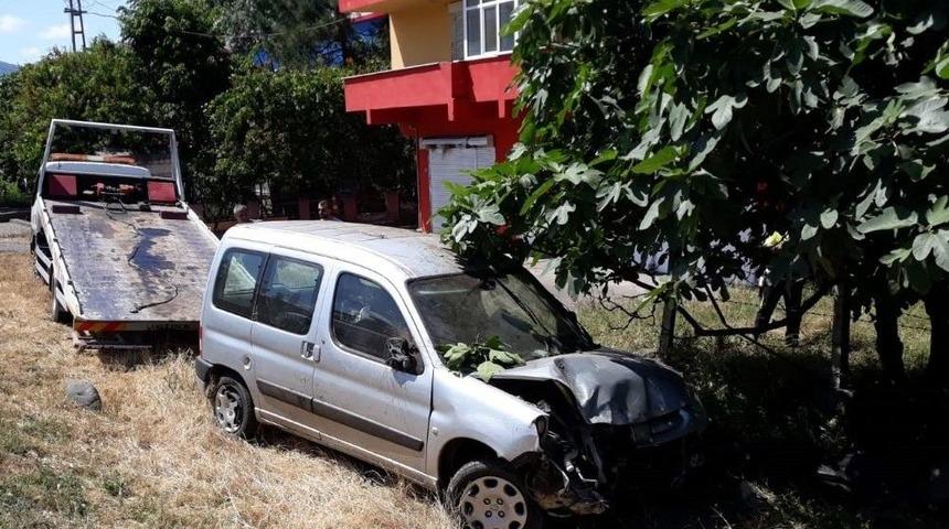 Kontrolden &Ccedil;ıkan Ara&ccedil; Evin Bah&ccedil;esine Girdi: 1 Yaralı