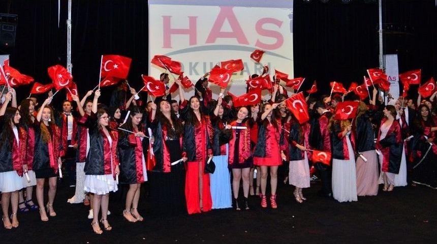 Liseli &Ouml;ğrencilerin Mezuniyet Sevinci