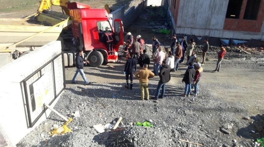 (&ouml;zel) Esenyurt&rsquo;ta Hafriyat Kamyonu İ&ccedil;inde Can Pazarı