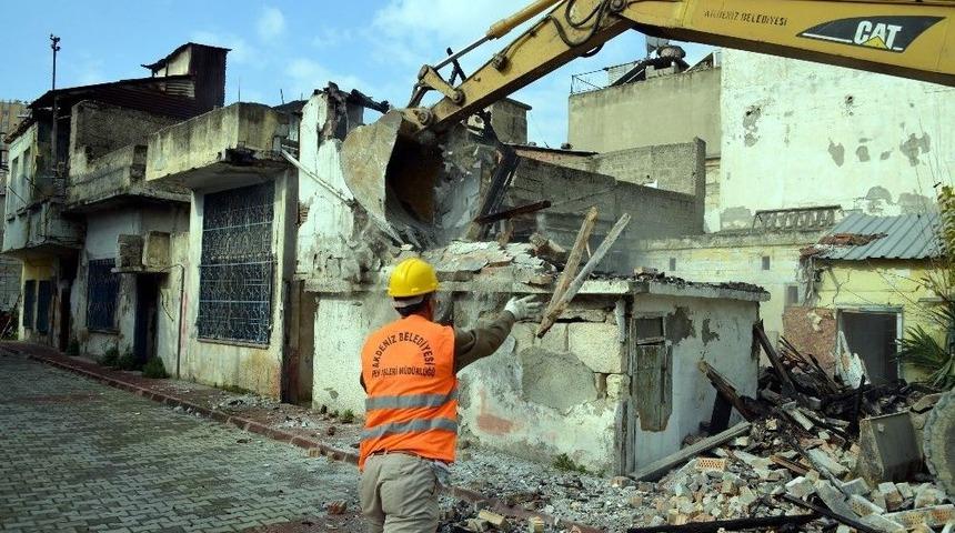 Akdeniz&rsquo;de Metruk Binalar Yıkılıyor