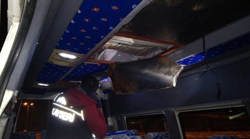 Minib&uuml;s&uuml;n D&ouml;şemelerine Gizlenmiş 650 Kilo Ka&ccedil;ak T&uuml;t&uuml;n Ele Ge&ccedil;irildi