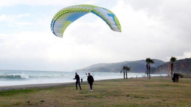 Yamaç Paraşütçüleri Selinus Plajında Eğitim Yaptı