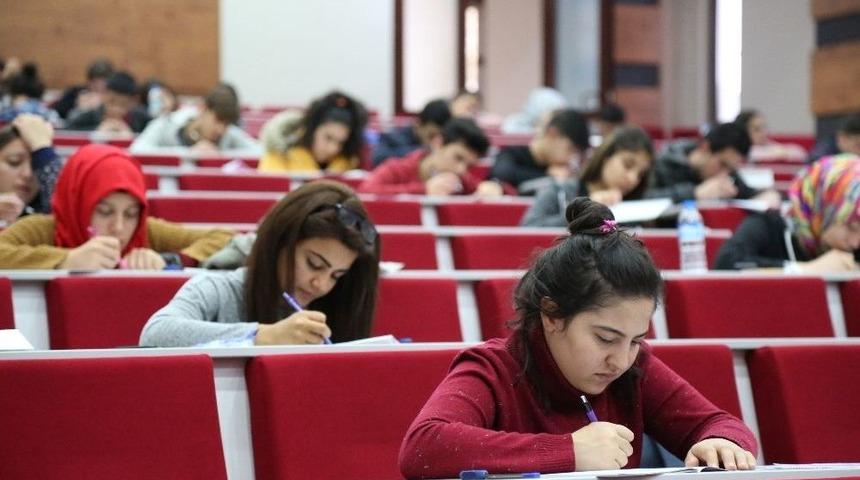 &Uuml;niversite Adaylarına Yks Tatbikatı