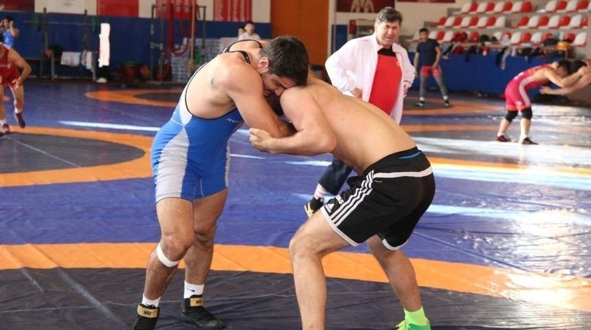 Musa Aydın&rsquo;dan Milli G&uuml;reş&ccedil;ilere Moral Ziyareti