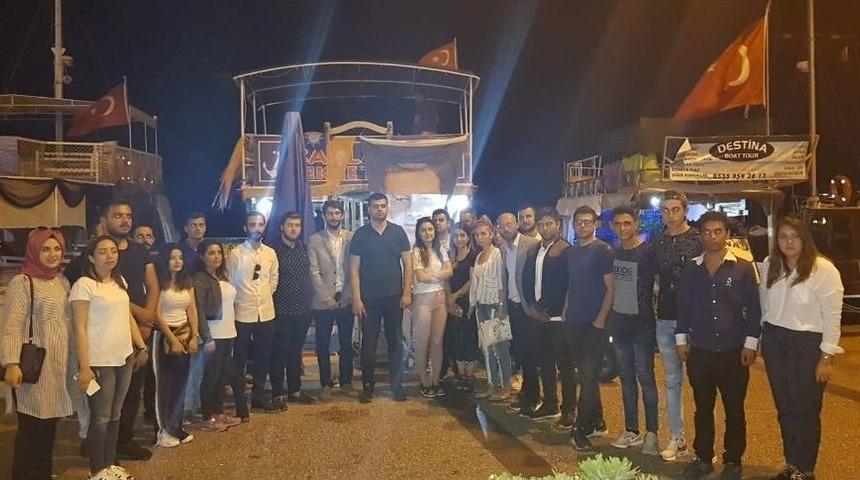 Ak Parti&rsquo;li Gen&ccedil;ler Fo&ccedil;a&rsquo;da İftar Yemeğinde Buluştu