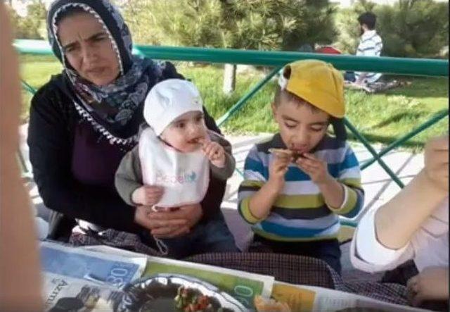 Çocukları Ve Torununu Kaybeden Annenin Ağlatan Ağıdı Halk Aşığı Tarafından Seslendirildi