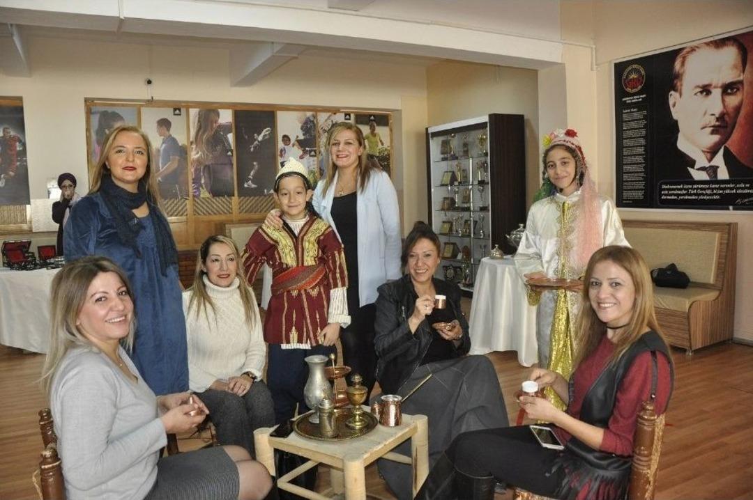 Nostaljik El Sanatları Sergisini Gezenlere T&uuml;rk Kahvesi İkramı