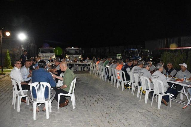 Başkan Çelik Ve Ak Parti’li Özkan Şantiyede Sahur Yaptı