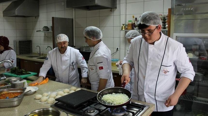 Kocaeli&rsquo;nin Y&ouml;resel Yemeklerini Yaptılar