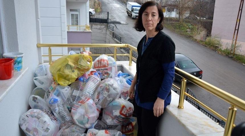 Geri D&ouml;n&uuml;ş&uuml;m İ&ccedil;in Evinin Balkonunda &Ccedil;&ouml;p Biriktiriyor