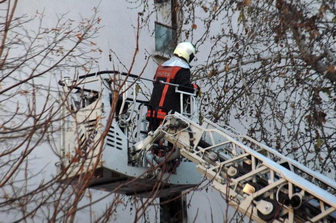 Mobilya D&uuml;kkanı Yandı, Vatandaşlar Korku Dolu Anlar Yaşadı
