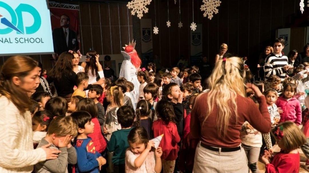 3-6 Yaş Tiyatro G&ouml;sterisinde &Ouml;ğrenci Velileri Ve &Ouml;ğretmenleri Sahne Aldı