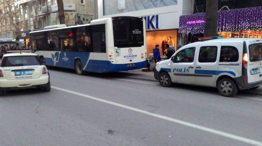 Denizli&rsquo;de Otob&uuml;s Yayaya &Ccedil;arptı: 2 Yaralı