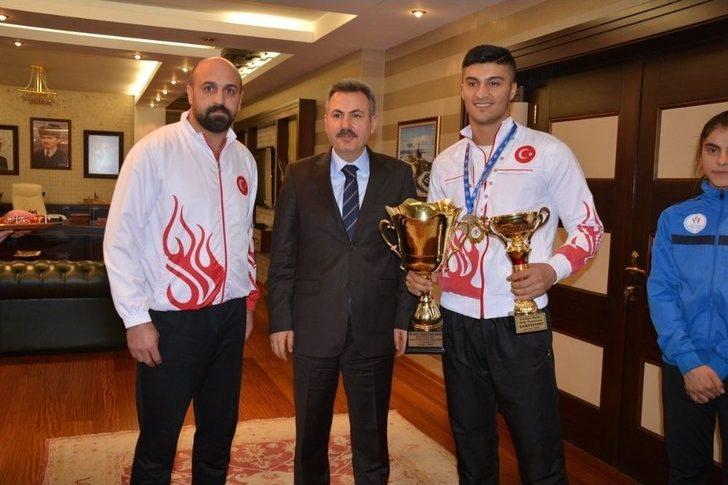 Ağrı Valisi Elban Sporcuları Ödüllendirdi