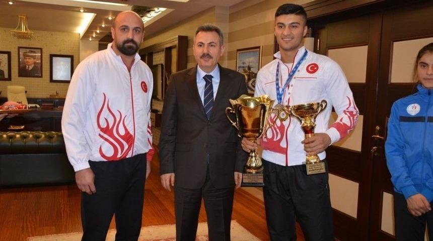 Ağrı Valisi Elban Sporcuları &Ouml;d&uuml;llendirdi