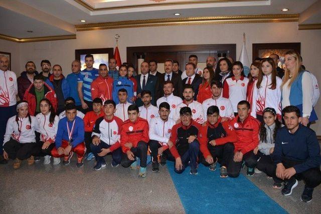Ağrı Valisi Elban Sporcuları Ödüllendirdi