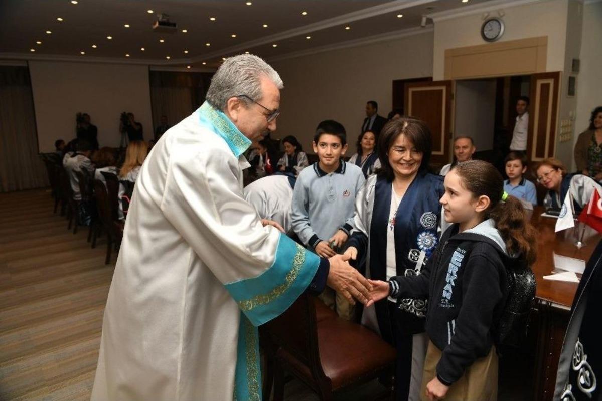 Rekt&ouml;r Budak, Koltuğunu 5. Sınıf &Ouml;ğrencisi Aky&uuml;rek&rsquo;e Devretti