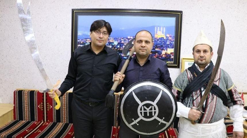 Dirilişi Kılı&ccedil; Ve Baltayla İzliyorlar