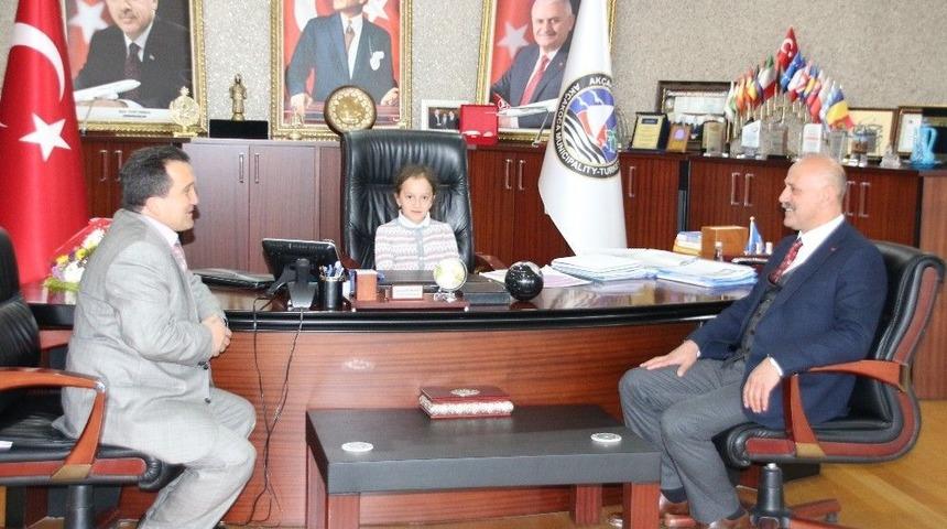 Başkan Yemenici, Koltuğu 4. Sınıf Öğrencisine Devretti