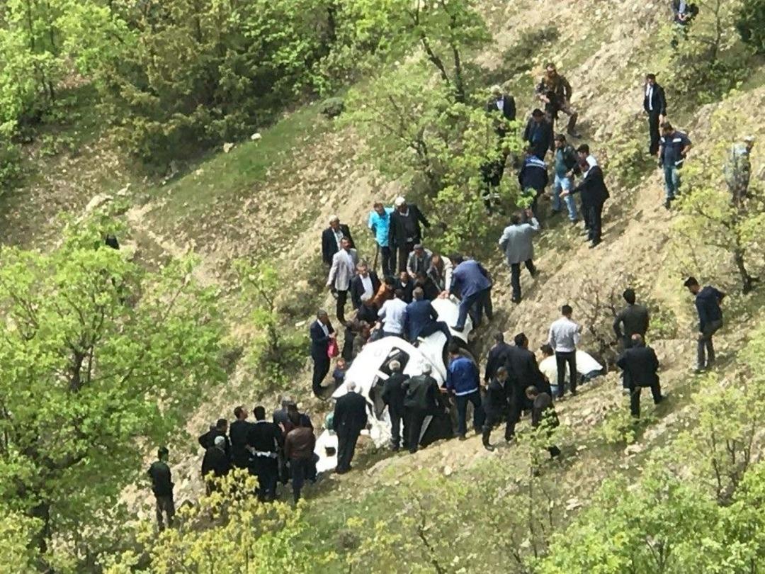 Kamyonet Şarampole Yuvarlandı: 2 &Ouml;l&uuml;, 3 Yaralı