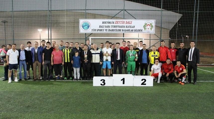 Rektörlük Zeytin Dalı Futbol Turnuvası’nda Dereceye Girenler Ödüllerini Aldı