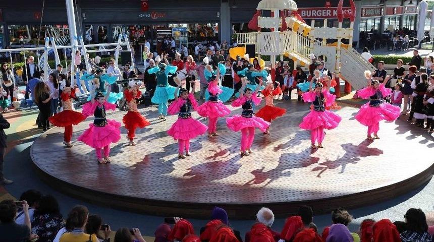 Dünya Çocuklarının Gösterileri Beğeniyle İzlendi