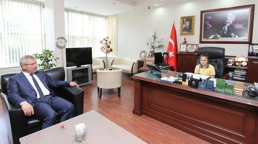 Başkan Yaralı’nın Koltuğuna Öğrenciler Geçti