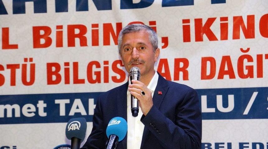 Bakan G&uuml;l Başarılı &Ouml;ğrencilere Bilgisayar Dağıttı