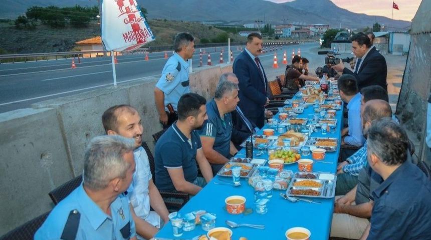 G&uuml;rkan, Emniyet Mensupları İle Birlikte İftar Yaptı
