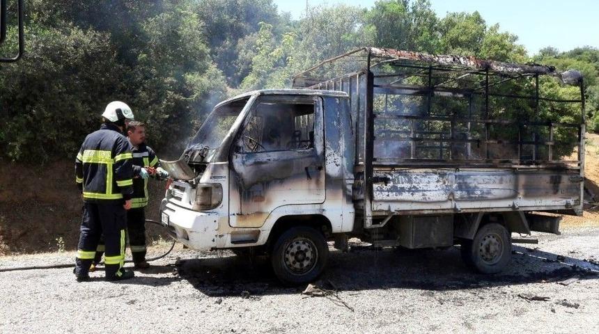 Seyir Halindeki Kamyonet Alev Alev Yandı
