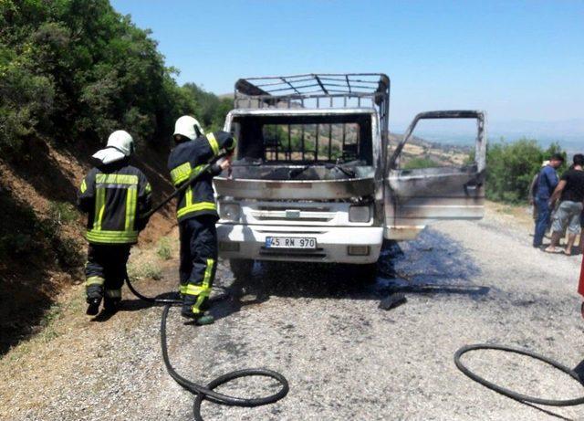 Seyir Halindeki Kamyonet Alev Alev Yandı