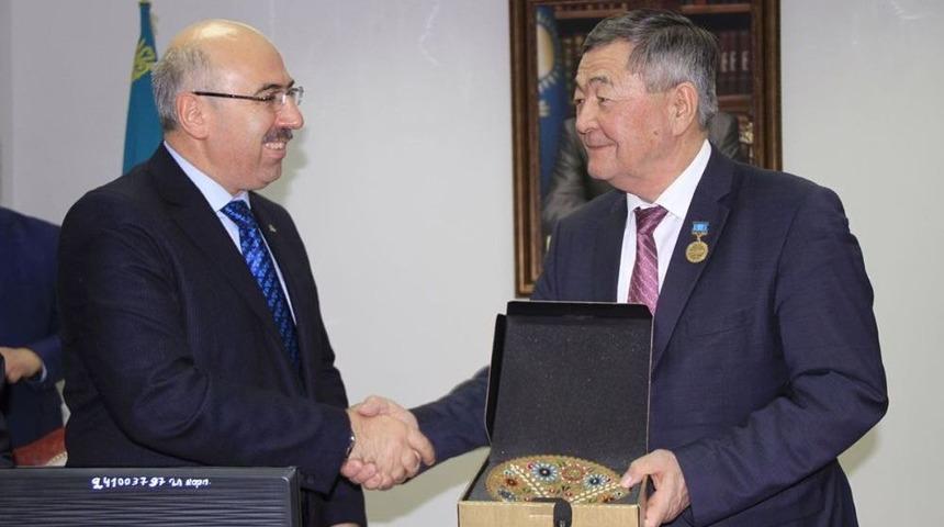 İ&uuml; Rekt&ouml;r&uuml; Prof. Dr. Ak, Soyuz Ms-07&rsquo;nin Fırlatılışını İzledi