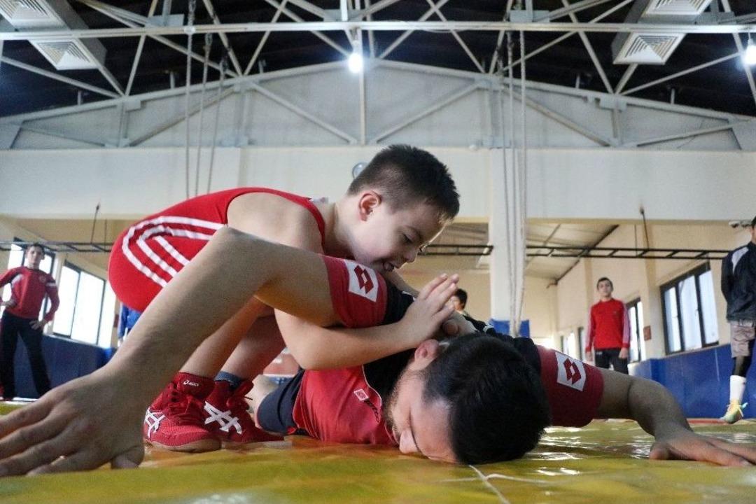 (&ouml;zel Haber) Milli G&uuml;reş&ccedil;i Taha Akg&uuml;l İle Mindere &Ccedil;ıkan Down Sendromlu Emirhan D&uuml;nyaya &Ouml;rnek Oluyor