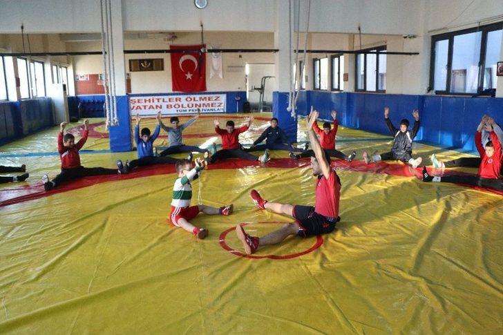 (özel Haber) Milli Güreşçi Taha Akgül İle Mindere Çıkan Down Sendromlu Emirhan Dünyaya Örnek Oluyor G3