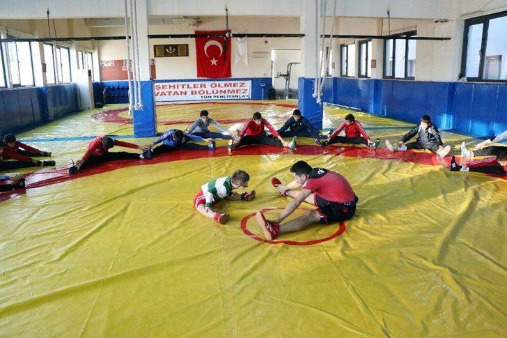 (özel Haber) Milli Güreşçi Taha Akgül İle Mindere Çıkan Down Sendromlu Emirhan Dünyaya Örnek Oluyor G4