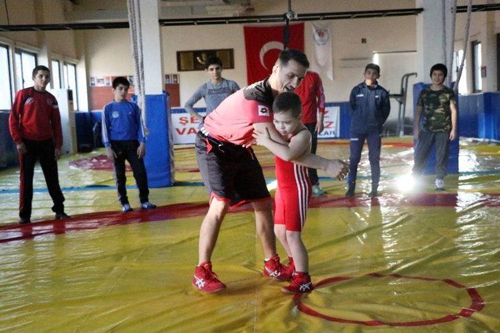 (özel Haber) Milli Güreşçi Taha Akgül İle Mindere Çıkan Down Sendromlu Emirhan Dünyaya Örnek Oluyor G5