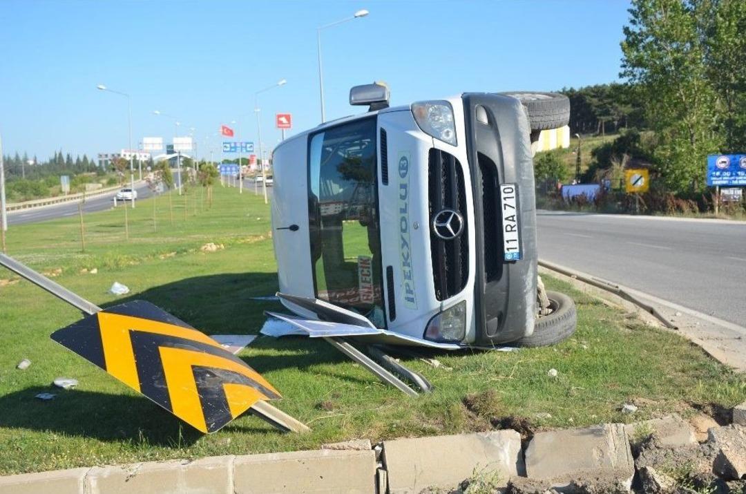 Bilecik&rsquo;te Yolcu Midib&uuml;s&uuml; Devrildi; 3 Yaralı