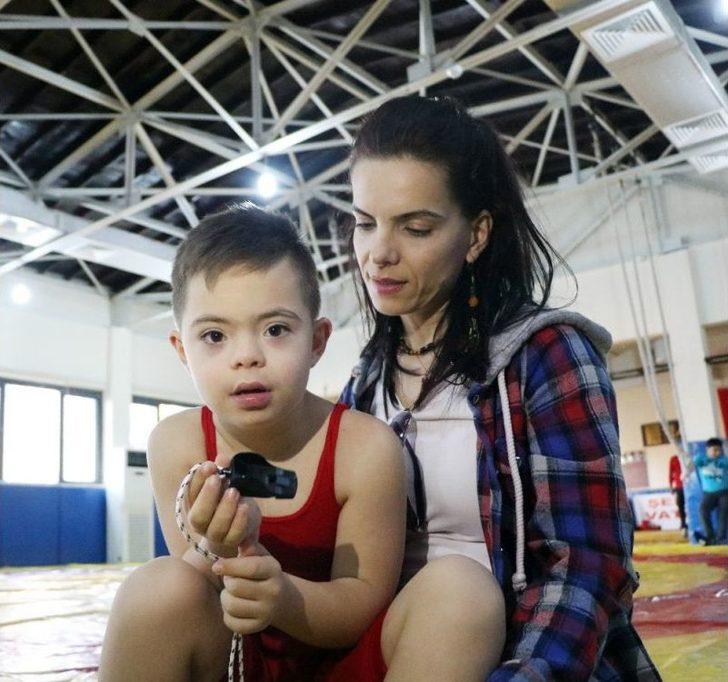 (özel Haber) Milli Güreşçi Taha Akgül İle Mindere Çıkan Down Sendromlu Emirhan Dünyaya Örnek Oluyor G1